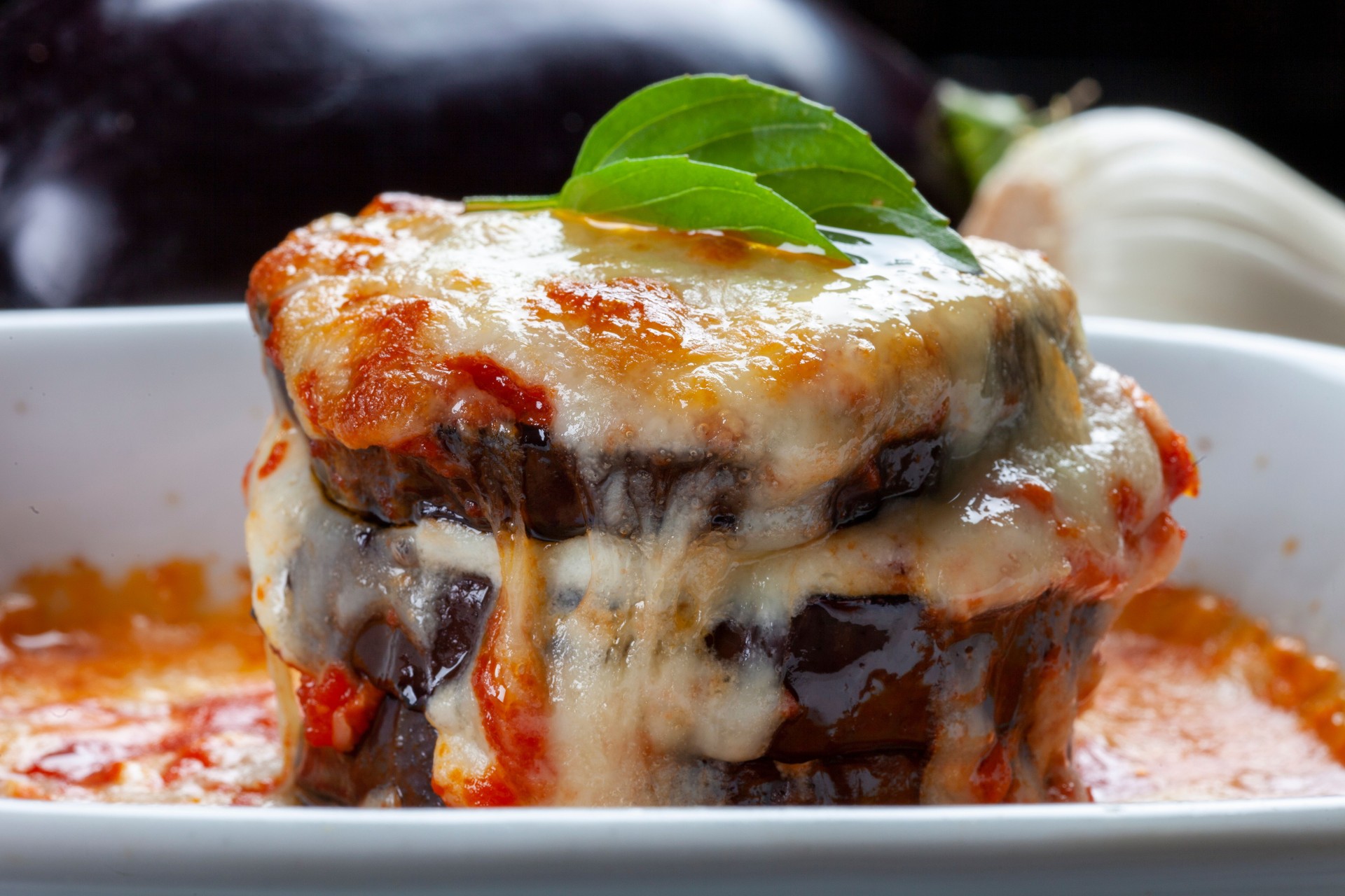 Auberginenlasagne mit Tomatensauce und Mozzarella