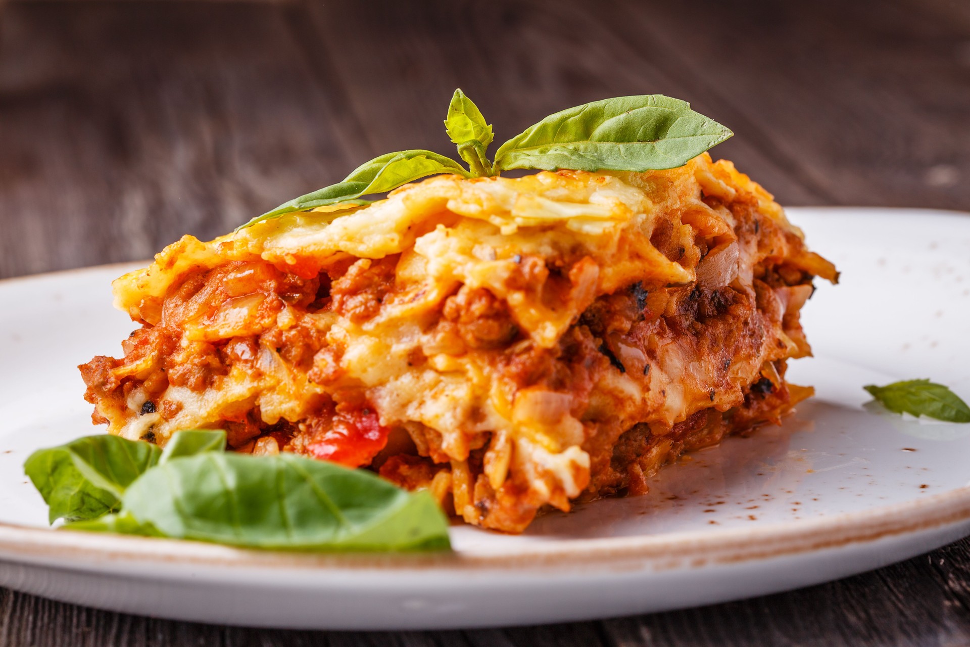 Traditionelle Lasagne mit Hackfleisch bolognese-sauce